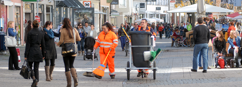 Mitarbeiter der Innenstadtreinigung der Kommunalbetriebe bei der Reinigung der Fugngerzone