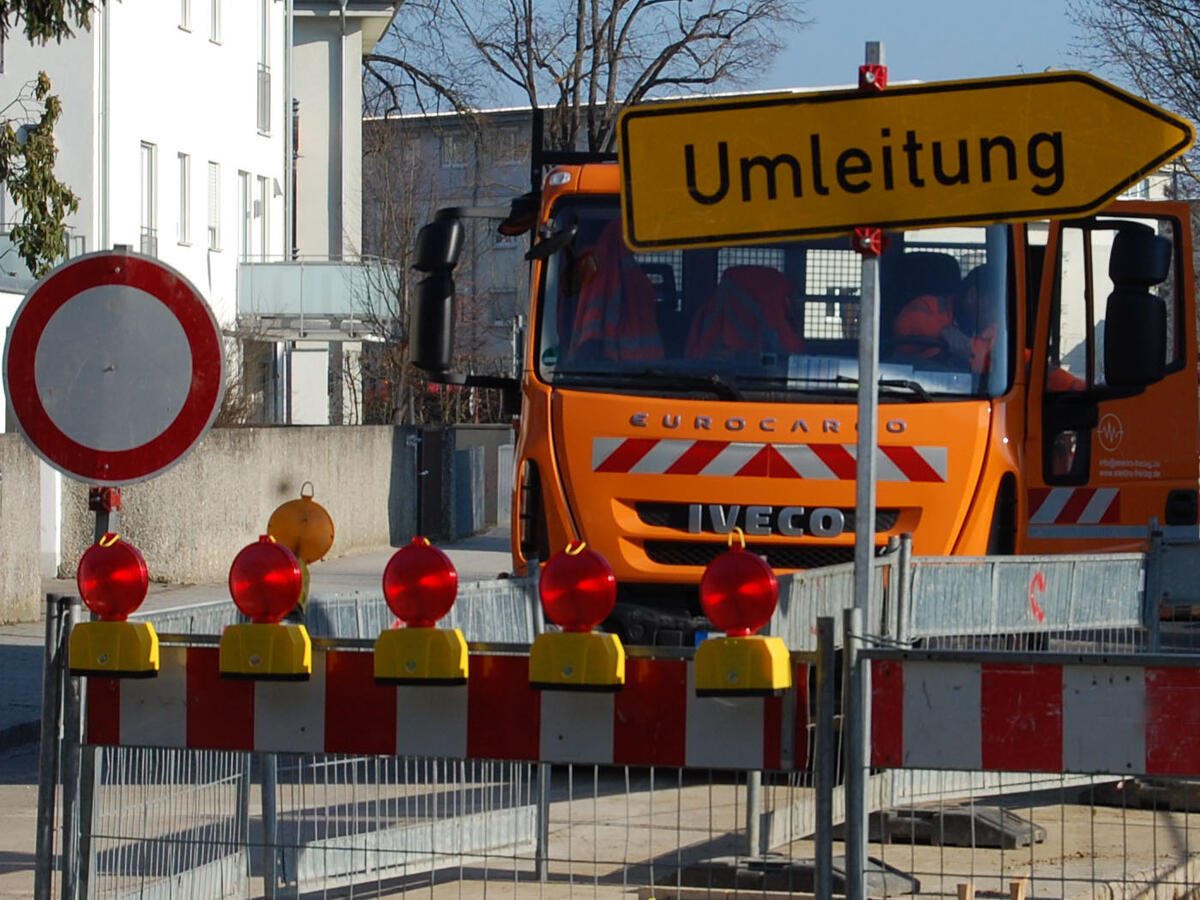 Das Foto zeigt ein Umleitungsschild einer Baustelle.